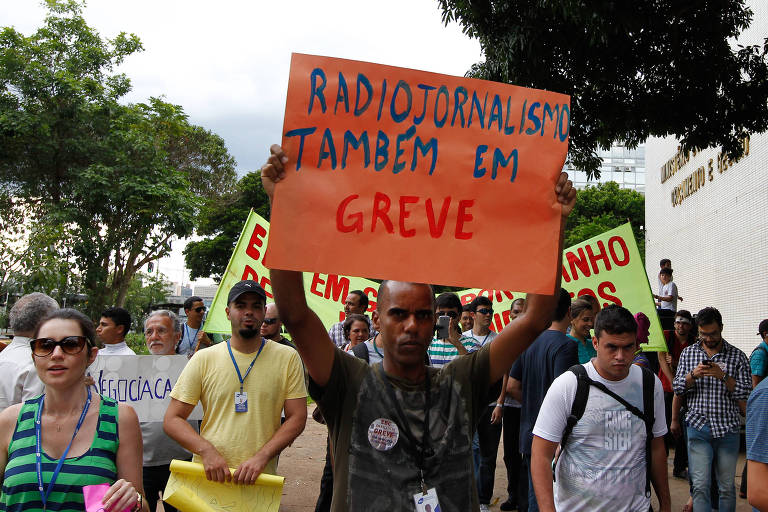 Funcionários da EBC (Empresa Brasil de Comunicação) durante manifestação contra índice de reajuste apresentado pelo governo federal