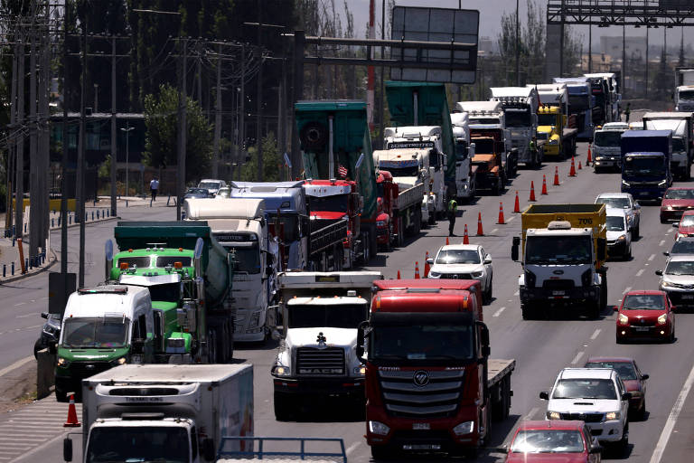 Caminhoneiros no Chile fecham estradas e ameaçam abastecimento no país