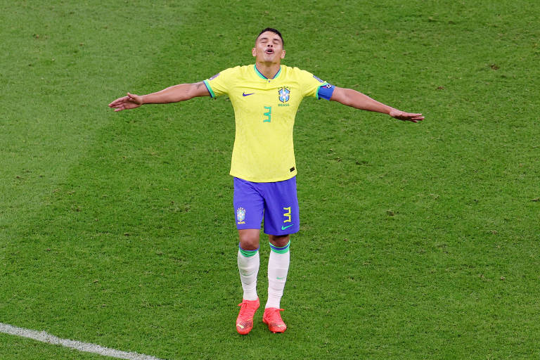 Thiago Silva comemora o primeiro gol brasileiro sobre a Sérvia com os braços abertos