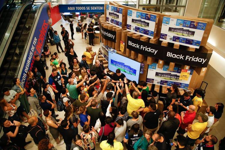 Primeiras horas da Black Friday têm descontos de até 48% em produtos como relógios e ebooks