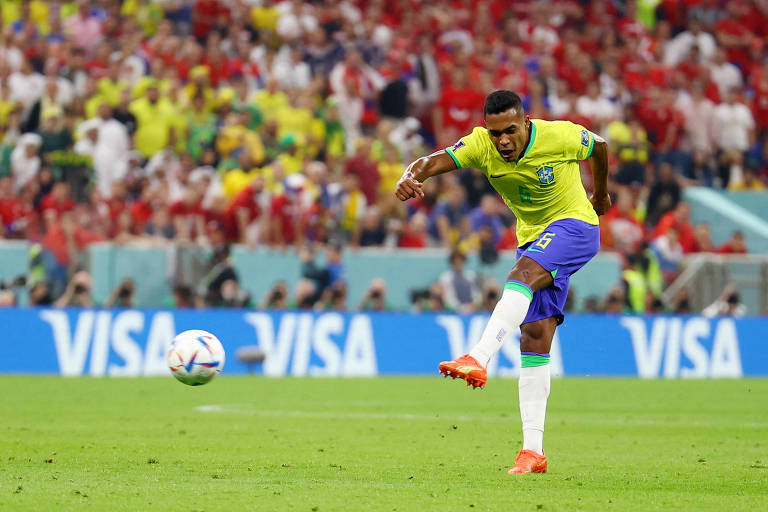 O lateral esquerdo do Brasil, Alex Sandro, chuta a gol no jogo do Brasil contra a Sérvia na Copa do Qatar