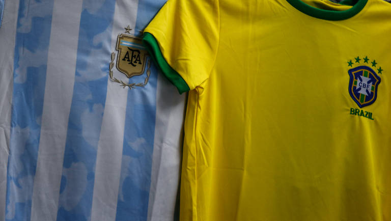 Migrantes no Qatar são fanáticos por Brasil e Argentina