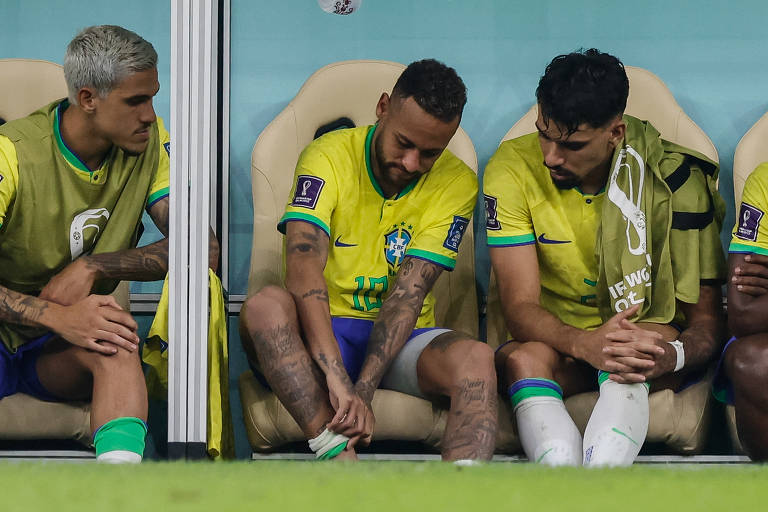 Neymar se machuca no jogo contra a Sérvia