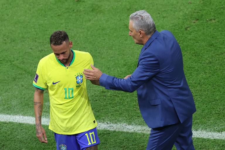 Tite cumprimenta Neymar durante o jogo contra a Sérvia, na abertura da Copa do Qatar