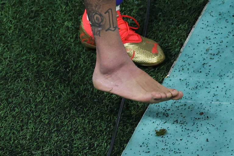 Tornozelo inchado de Neymar depois do jogo do Brasil contra a Sérvia na Copa do Mundo no Qatar