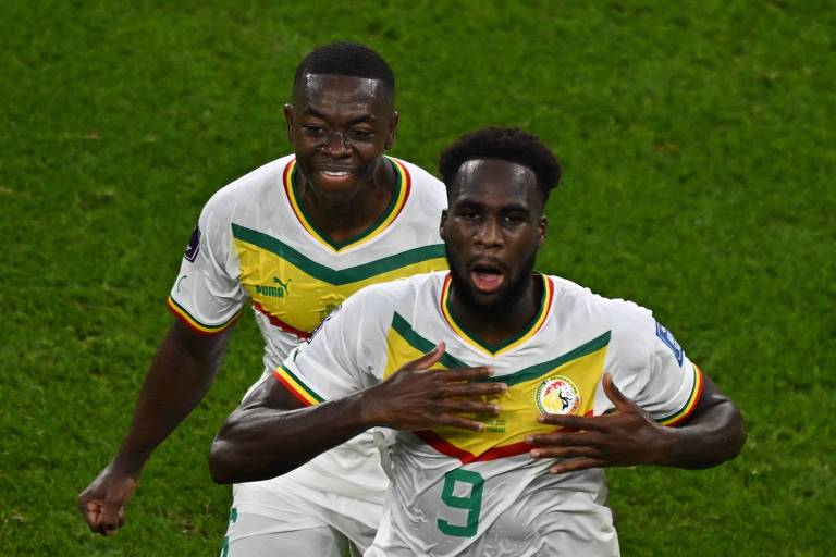 Boulaye Dia (9) comemora com Nampalys Mendy o primeiro gol de Senegal contra o Qatar