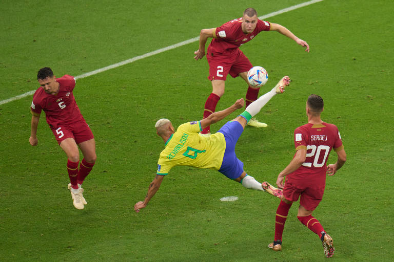 Richarlison chuta para marcar gol contra a Sérvia
