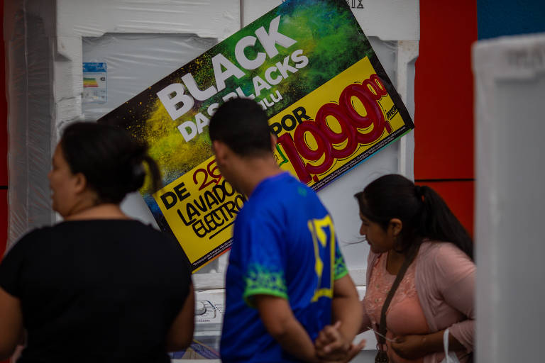 Black Friday: Na falta de promoção real, consumidor compra camisa e  bandeira do Brasil