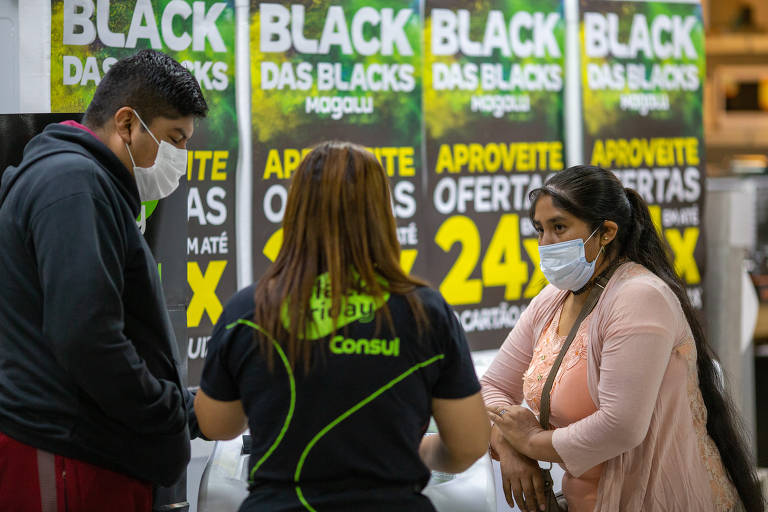 Black Friday: Na falta de promoção real, consumidor compra camisa e  bandeira do Brasil