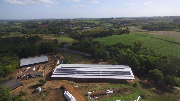 Placas de energia solar na granja Heinen, em Linha Arroio Bonito, município de Mato Leitão (RS)