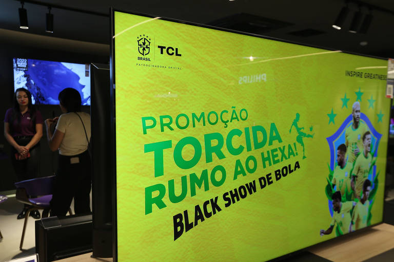 Black Friday: Na falta de promoção real, consumidor compra camisa e bandeira do Brasil