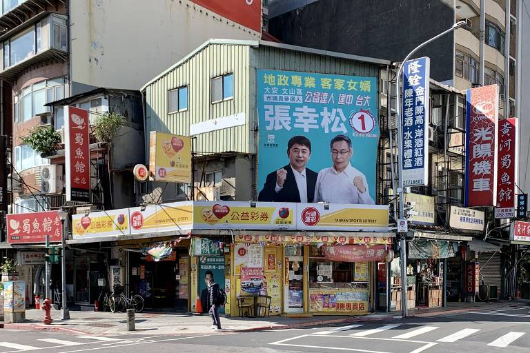 Rua de Taipei, capital de Taiwan, com propagando política em razão das eleições locais