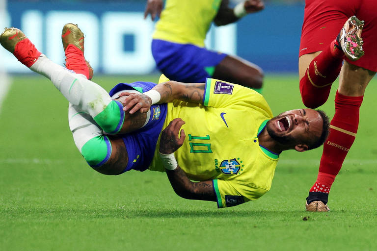 Neymar caindo no chão com expressão de dor