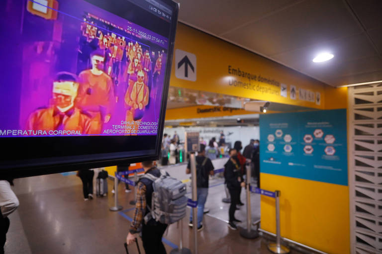 Movimento de pessoas com máscaras no Aeroporto Internacional de Guarulhos
