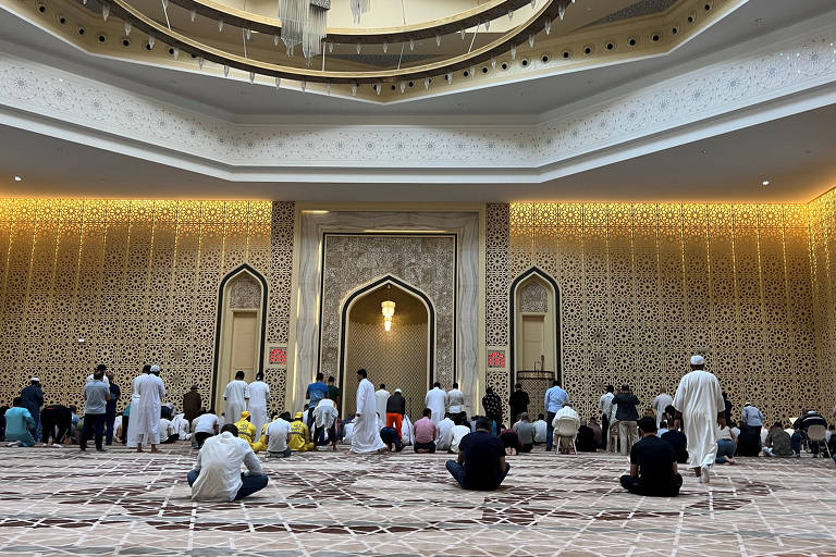 Muçulmanos participam das orações de sexta-feira em mesquita de Doha, no Qatar, no mesmo dia do jogo entre o país-sede e Senegal