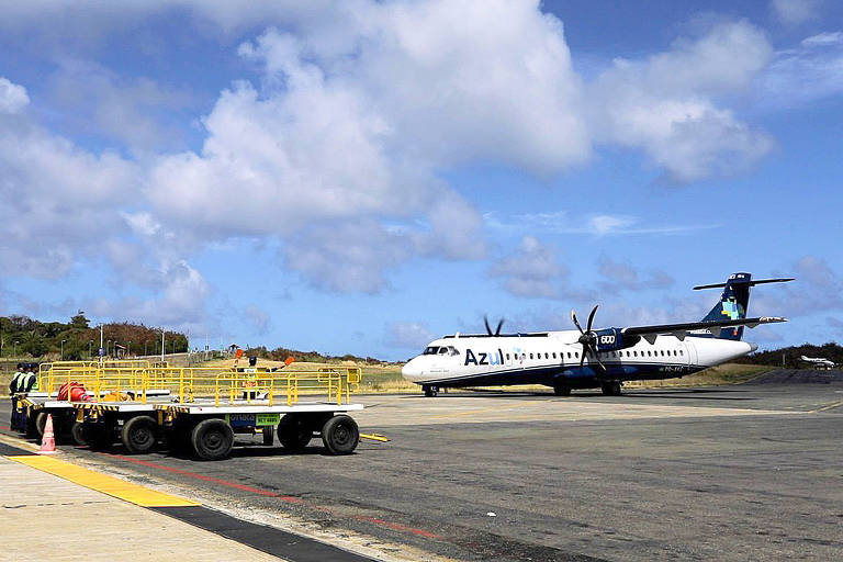 Avião de hélice da Azul na pista do Aeroporto de Fernando de Noronha 