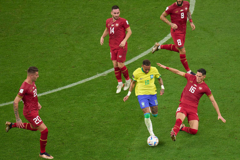 Neymar faz jogada individual na vitória do Brasil sobre a Sérvia, por 2 a 0.