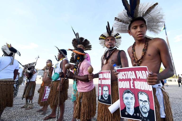 Indígenas levantam cartazes com ilustração de Bruno e Dom e o texto Justiça por Bruno e Dom