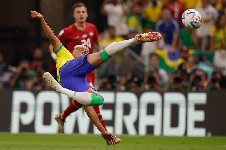 Richarlison finaliza de voleio para marcar o segundo gol do Brasil na vitória diante da Sérvia no Mundial no Qatar