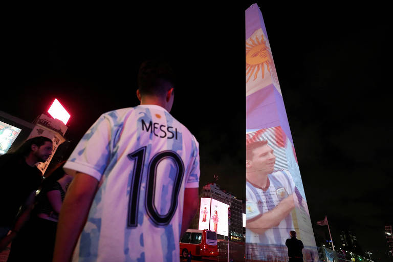 Imagem de Messi projetada no Obelisco de Buenos Aires, nesta sexta (15)