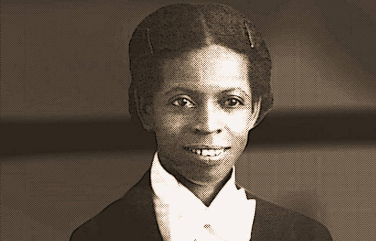 De uniforme escolar, na juventude, Enedina Alves Marques, considerada a primeira mulher negra a se formar em engenharia