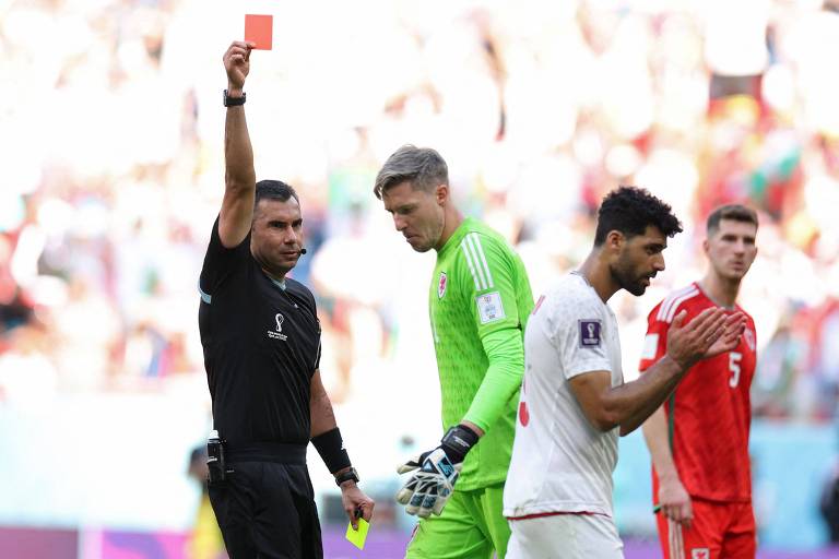 O árbitro Mario Escobar, da Guatemala, mostra o cartão vermelho para o goleiro Hennessey, do País de Gales, na partida contra o Irã na Copa do Qatar