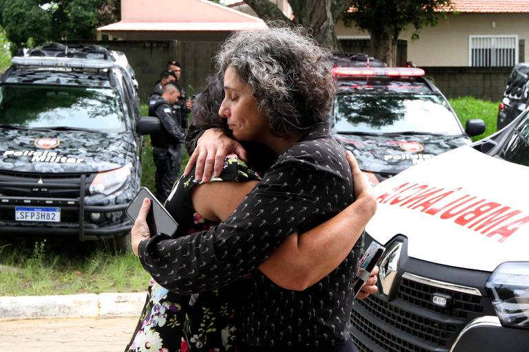 Mulheres se abraçam após ataque a tiros em duas escolas de Aracruz, no Espírito Santo; adolescente armado matou quatro pessoas