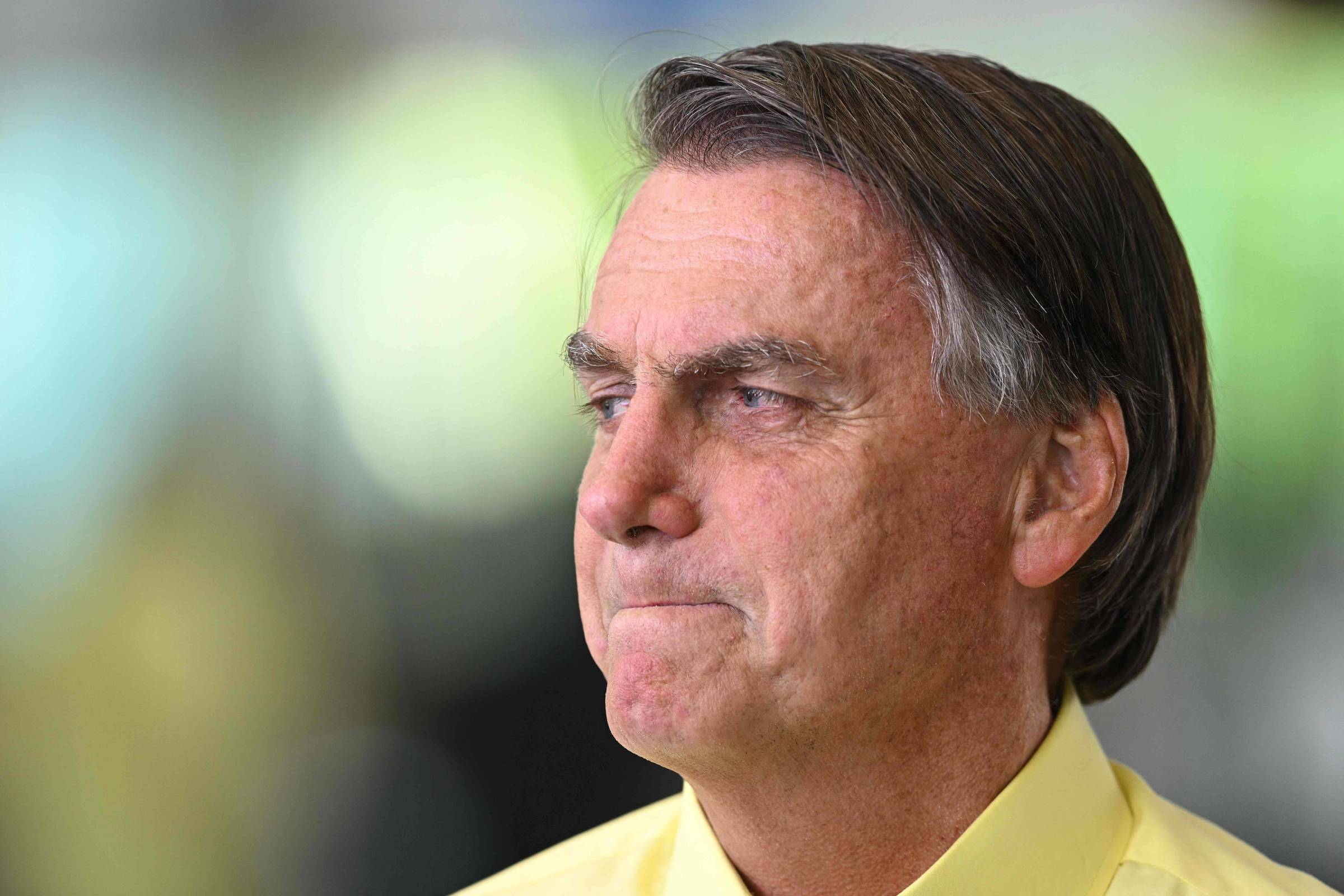 Bolsonaro fica em silêncio diante de militares no primeiro evento público após derrota