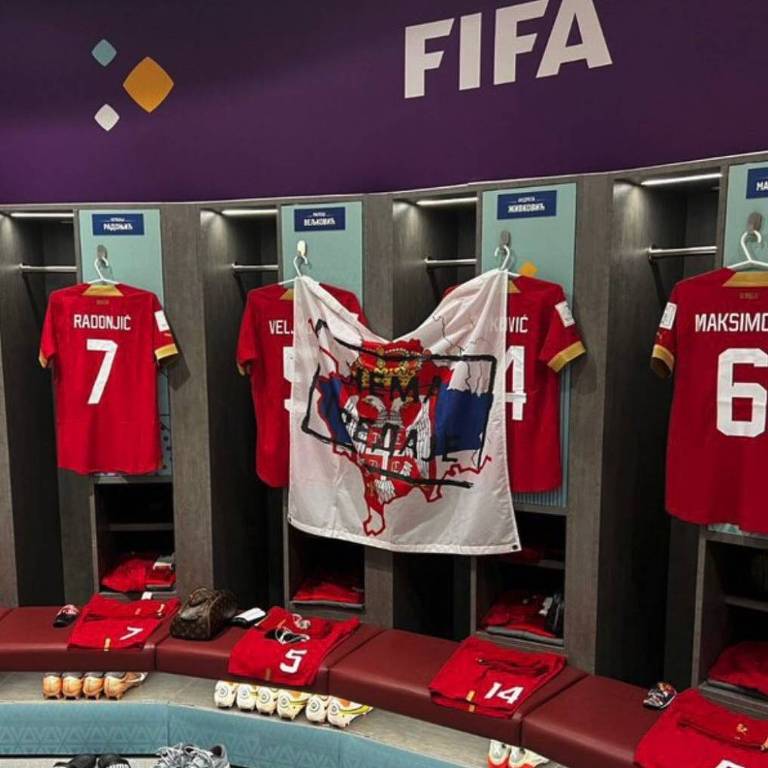 Bandeira de Kosovo com a inscrição em sérvio 'Não nos rendemos' estendida no vestiário da seleção sérvia na partida contra o Brasil, na estreia da Copa do Mundo do Qatar