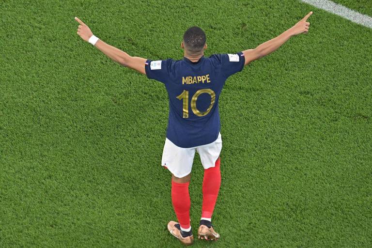 Camisa 10 às costas da camisa azul, Mbappé comemora no estádio 974, em Doha, seu segundo gol na vitória por 2 a 1 da França sobre a Dinamarca na Copa do Qatar