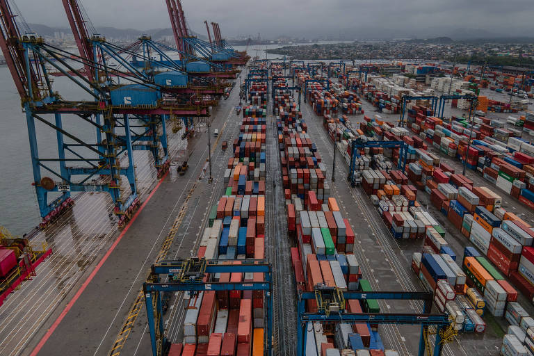 Navios barrados em Santos expõem esgotamento do porto e reacendem privatização