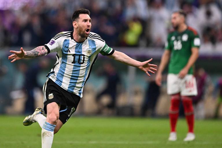 Messi corre para comemorar o seu gol, que abriu o placar para a Argentina sobre o México no estádio Lusail