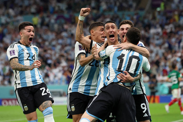 Jogadores da Argentina comemoram com Messi o gol do camisa 10 na vitória por 2 a 0 sobre o México no estádio Lusail, no Qatar