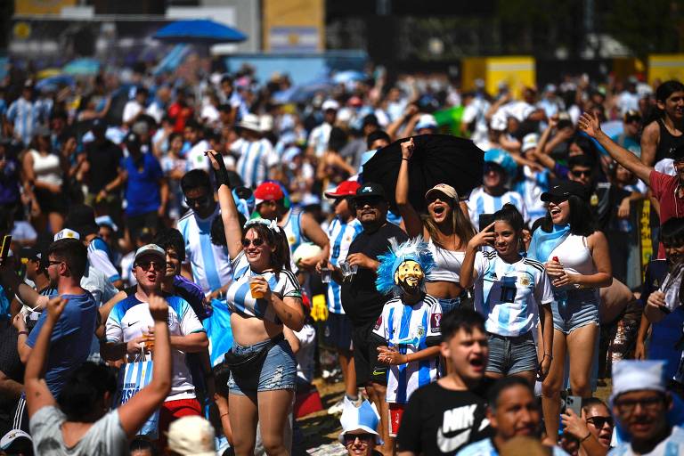 Torcedores da Argentina assistem ao jogo em Buenos Aires, neste sábado (26)