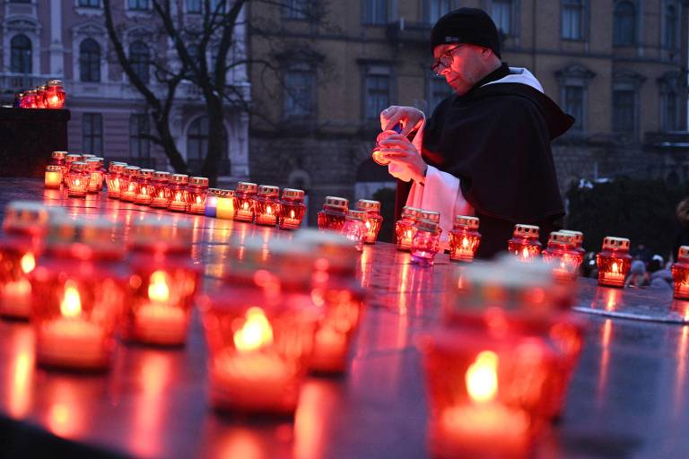 Monge acende vela para homenagear as vítimas do Holodomor, em cerimônia em Lviv em 26 de novembro de 2022