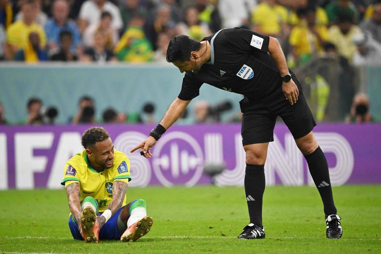 Neymar e o árbitro Alireza Faghani  durante partida contra a Sérvia