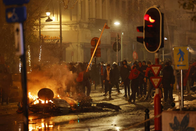 Torcida incendeia carros em Bruxelas durante jogo entre Bélgica e Marrocos; veja imagens