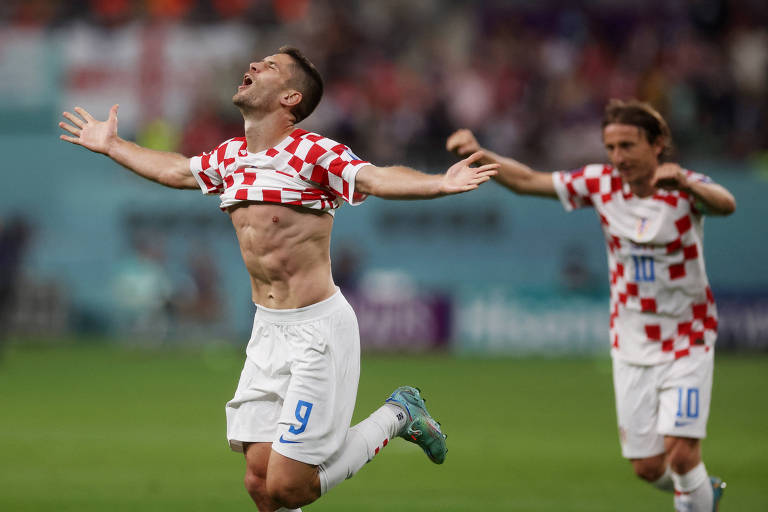 Kramaric e Modric comemoram terceiro gol da Sérvia