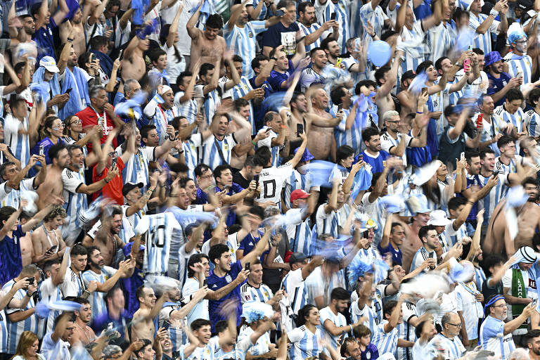 Torcedores argentinos celebram vitória sobre o México neste sábado (26), no Qatar
