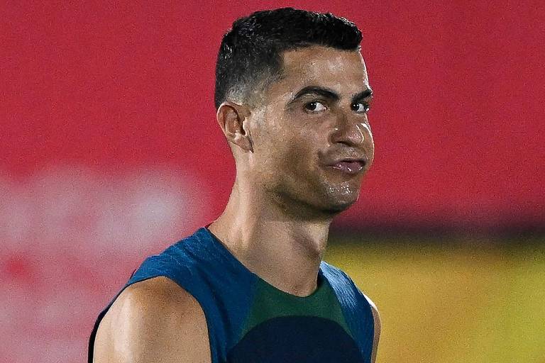 Usando camiseta azul escura sem mangas,Cristiano Ronaldo faz careta em treino da seleção de Portugal em Al Samriya, no Qatar