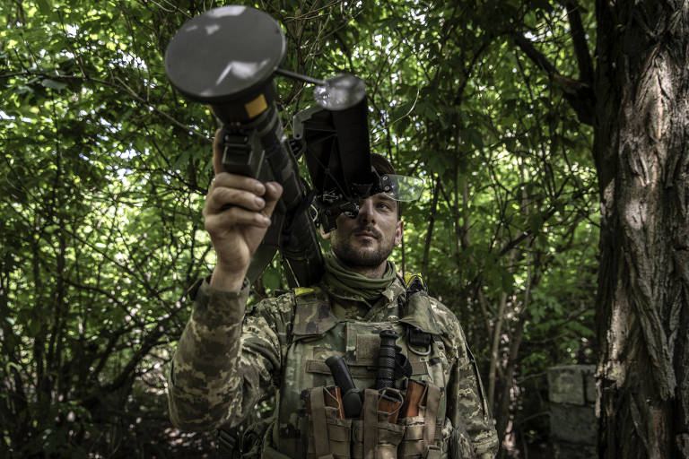 Soldado ucraniano com míssil na região de Donetsk