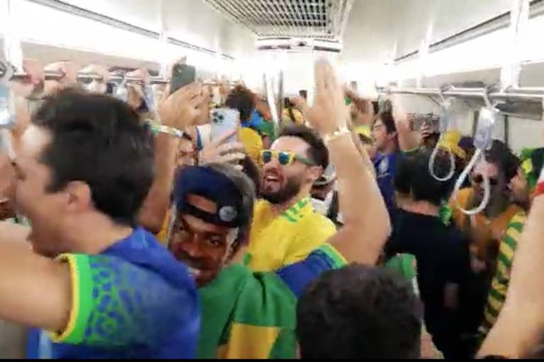 Torcedores brasileiros no metrô de Doha a caminho do estádio