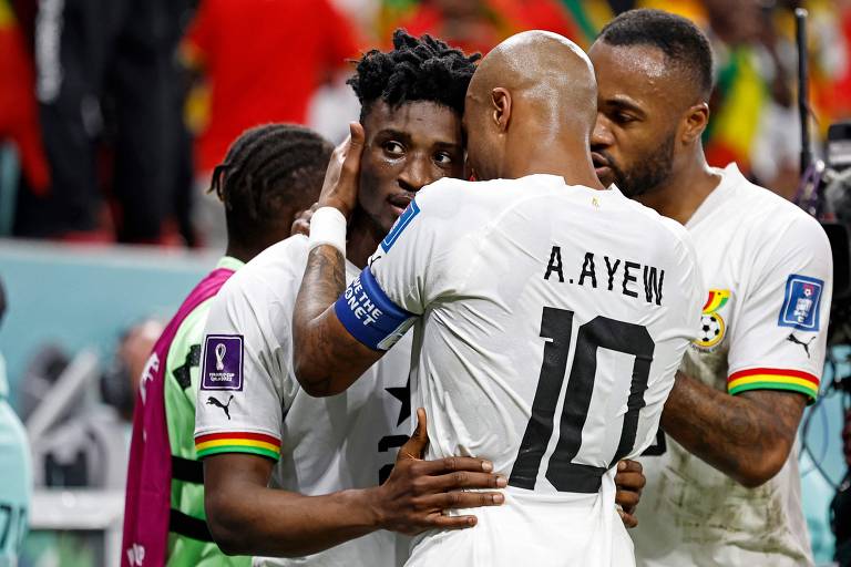 O meio-campista número 20 de Gana, Mohammed Kudus (esquerda), comemora o terceiro gol de seu time com seus companheiros 