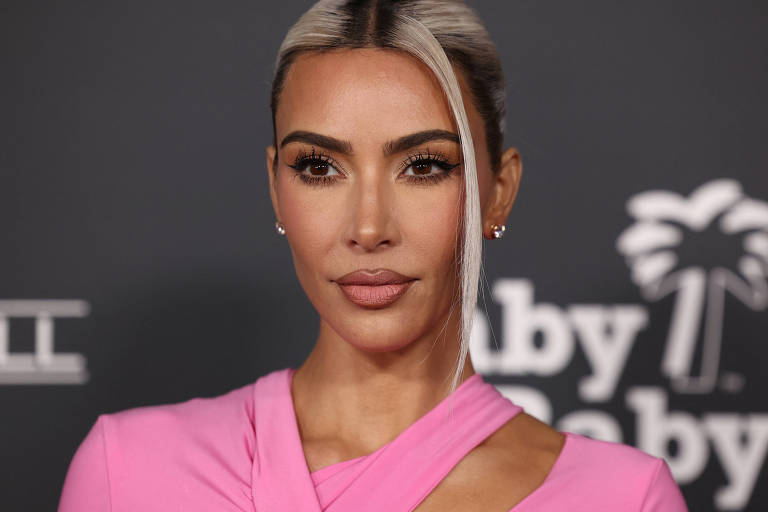 Kim Kardashian diz estar reavaliando relação com Balenciaga após campanha polêmica