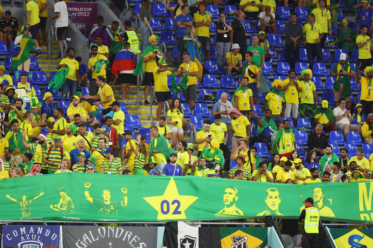 Torcedores brasileiros no estádio 974, em Doha
