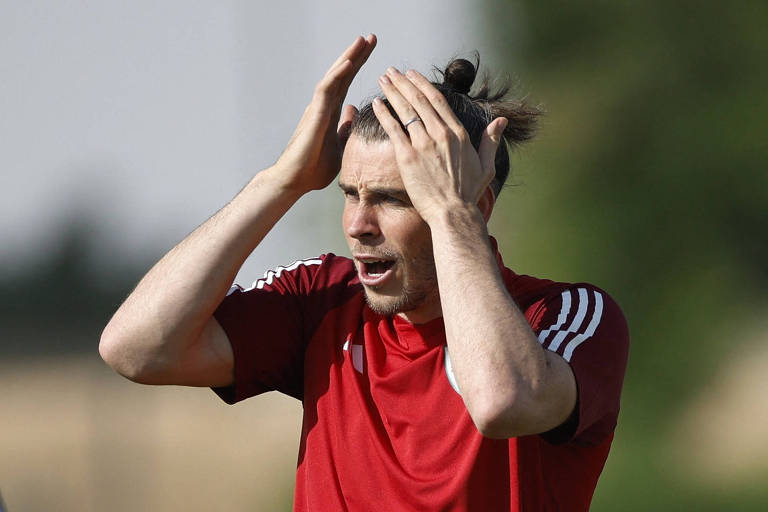 Gareth Bale levas as mãos à cabeça em treino da seleção do País de Gales em Doha, no Qatar