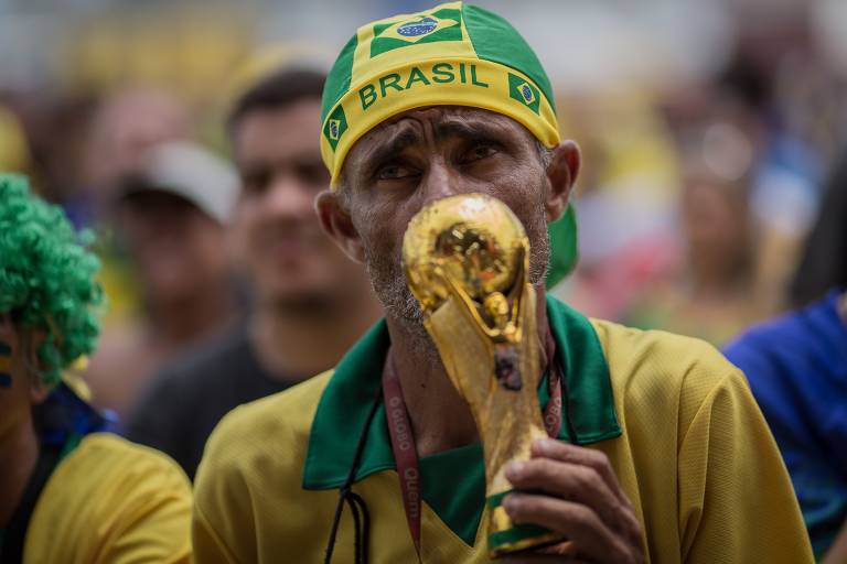 Torcedores da Seleção Brasileira assistem ao jogo entre Brasil e Suíça, válido pela segunda rodada da Copa do Mundo do Qatar, nas areias da praia de Copacabana, no Rio de Janeiro