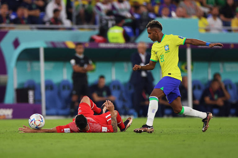 O suíço Steffen, caído diante de Rodrigo na vitória do Brasil no estádio 974, em Doha, na Copa do Qatar