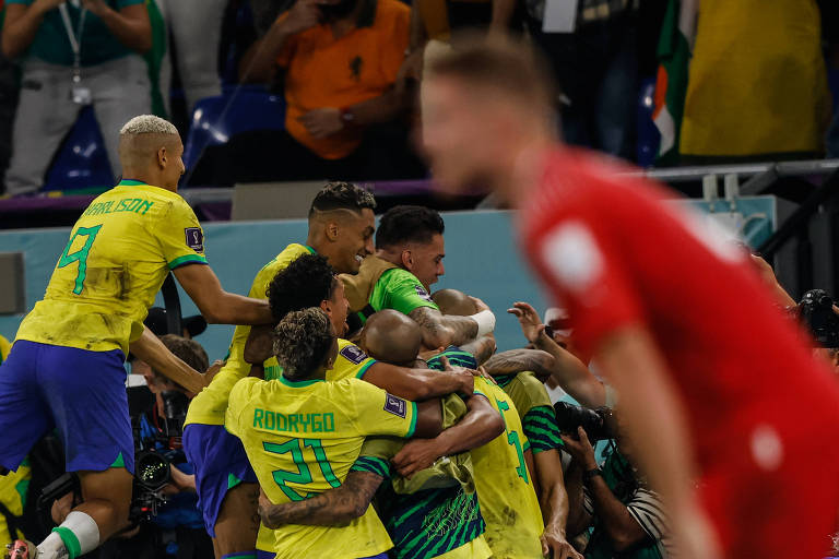 Brasileiros pulam uns sobre os outros para comemorar o gol de Casemiro, que deu a vitória sobre a Suíça nesta segunda-feira (28)