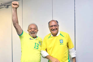 Lula e Alckmin assistem ao jogo do Brasil
